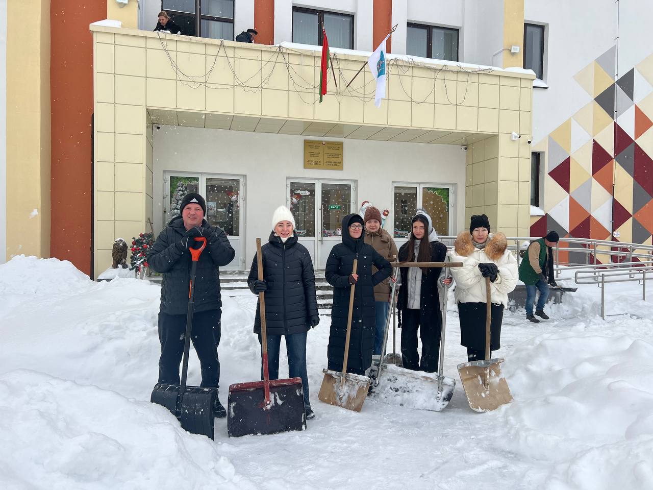 ❄️🌨️ Борьба со стихией в нашей гимназии продолжается.
