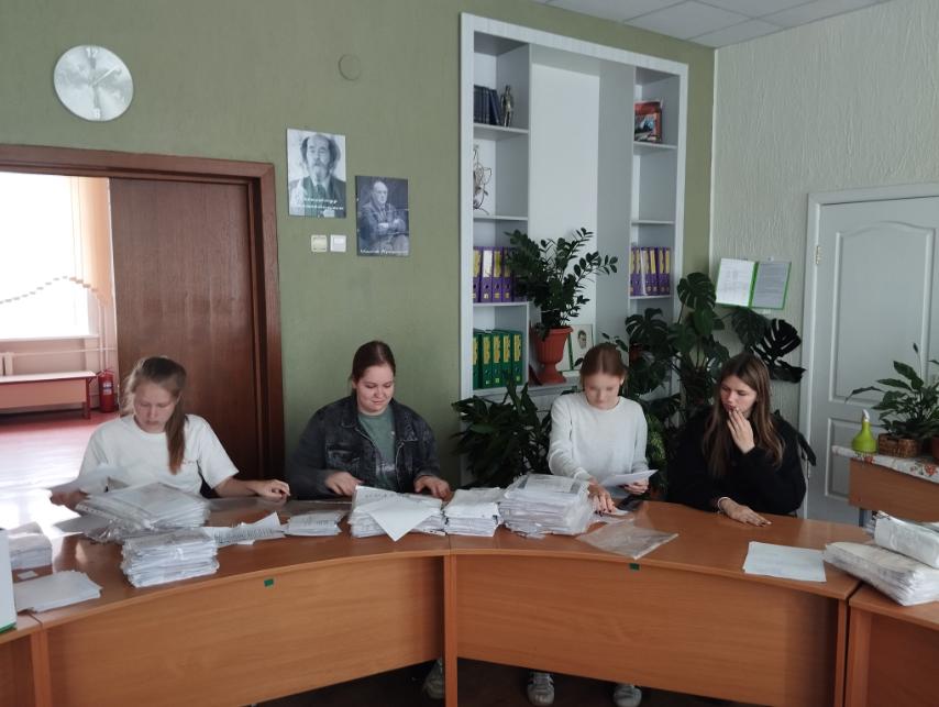 Девочки попробовали себя в роли клейщиц бумаги и изделий из неё.