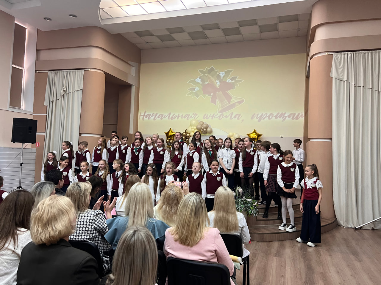 Учащиеся 4-х классов попрощались с начальной школой.